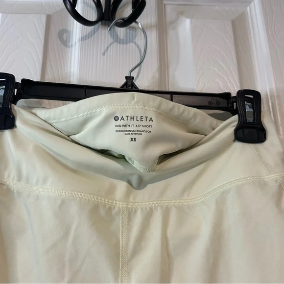 Athleta Run With It 4.5” Short in Tequila Green - Size XS - Picture 4 of 10